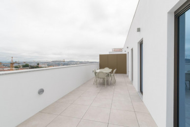 1 bedroom flat with garage, balcony and storage, in downtown Porto, Property for sale in DL35343