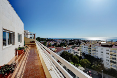 5 bedroom flat in Cascais with terrace, sea view and garage, Property for sale in DL35438