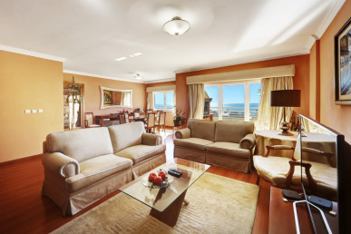 5 bedroom flat in Cascais with terrace, sea view and garage, Property for sale in DL35438