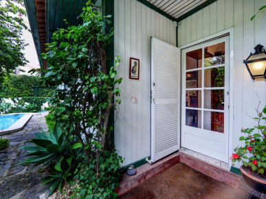 Villas on a plot of 1,000 m2, with swimming pool, in Caxias, Property for sale in DL35378