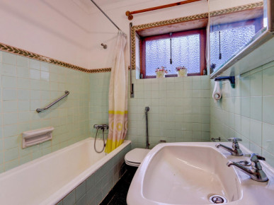 Land of 1,000 m2 with two villas, with swimming pool, in Caxias, Property for sale in DL35747