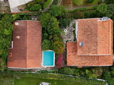 Land of 1,000 m2 with two villas, with swimming pool, in Caxias, Property for sale in DL35747