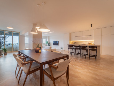 Renovated 4 bedroom flat in the centre of Porto, Property for sale in DL35800