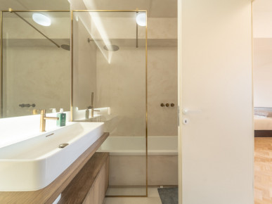 Renovated 4 bedroom flat in the centre of Porto, Property for sale in DL35800