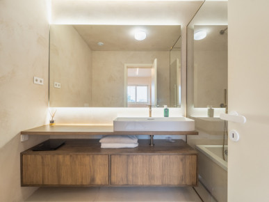 Renovated 4 bedroom flat in the centre of Porto, Property for sale in DL35800