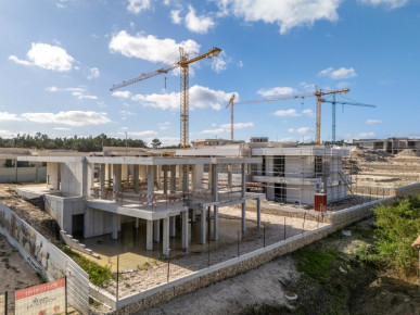 Plot with house construction started just a few steps from the Óbidos lagoon, Property for sale in Óbidos, Leiria, BL1316