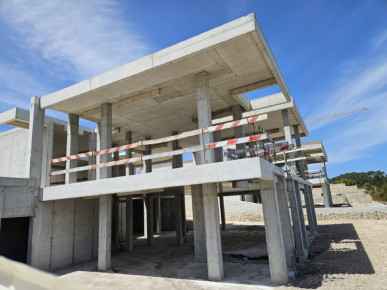 Plot with house construction started just a few steps from the Óbidos lagoon, Property for sale in Óbidos, Leiria, BL1316