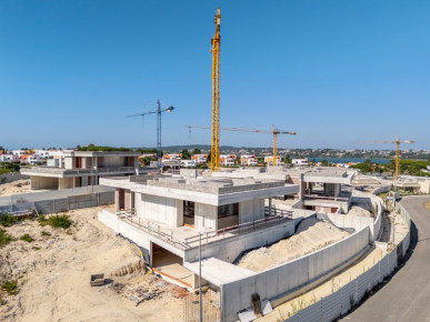 Plot with house construction started near the golf courses and beaches, Property for sale in Óbidos, Leiria, BL1315