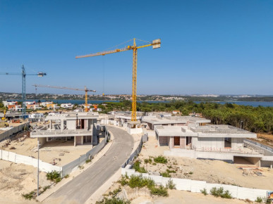 Plot with house construction started near the golf courses and beaches, Property for sale in Óbidos, Leiria, BL1315