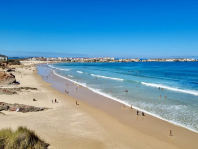 Lands in the main avenue of Baleal just 300 metres from the beach, Property for sale in Peniche, Peniche, BL1307