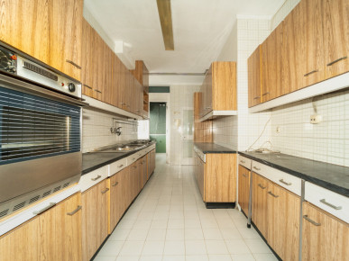 6 bedroom flat for renovation in the centre of Porto, Property for sale in DL35801