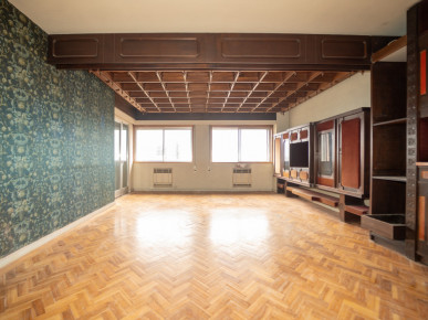 6 bedroom flat for renovation in the centre of Porto, Property for sale in DL35801