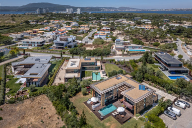 4 bedroom villa, near the beach, inserted in Troia Resort, Property for sale in DL33661