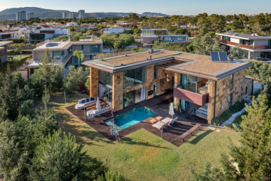 4 bedroom villa, near the beach, inserted in Troia Resort, Property for sale in DL33661