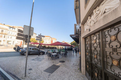 1 bedroom flat with storage room, in downtown Porto, Property for sale in DL34804