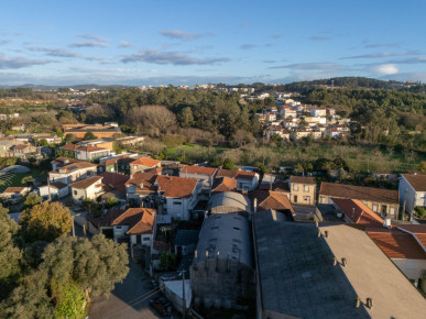 Building with 460m2 and large land, in Milheiros, Maia, Property for sale in DL35093