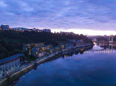 Apartamento T3 com garagem na primeira linha do Douro, Vila Nova de Gaia, Property for sale in DL35810