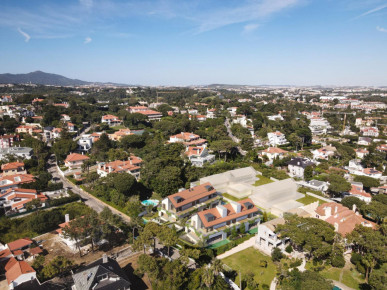 5 bedroom villa with garden, swimming pool and parking in Estoril, Property for sale in DL35008