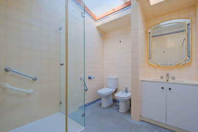 Detached 8 bedroom villa with swimming pool and private garden at Quinta da Marinha, Property for sale in DL35973