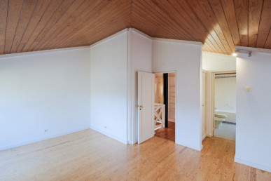 Detached 8 bedroom villa with swimming pool and private garden at Quinta da Marinha, Property for sale in DL35973