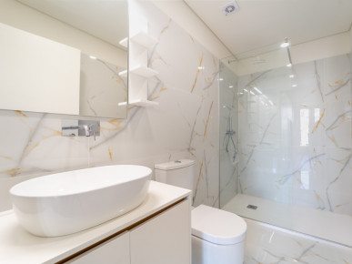 Studio flat with balcony, in downtown Porto, Property for sale in DL35620