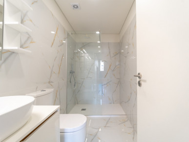 Studio flat with balcony, in downtown Porto, Property for sale in DL35620