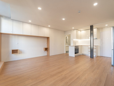 Studio flat with balcony, in downtown Porto, Property for sale in DL35620