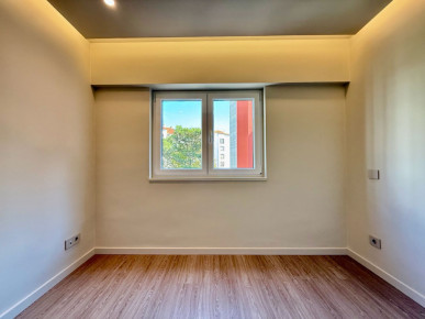 Refurbished 2 bedroom flat with equipped kitchen, in Monte Estoril, Property for sale in DL36100