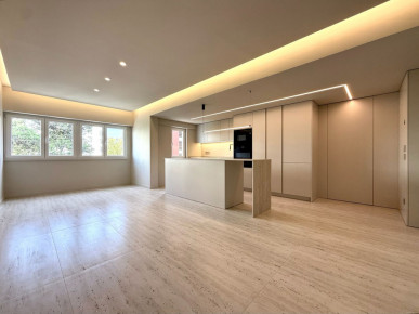 Refurbished 2 bedroom flat with equipped kitchen, in Monte Estoril, Property for sale in DL36100