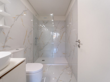 Furnished studio flat, in downtown Porto near Santa Catarina, Property for sale in DL35619