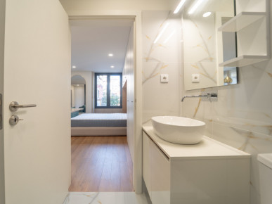 Furnished studio flat, in downtown Porto near Santa Catarina, Property for sale in DL35619