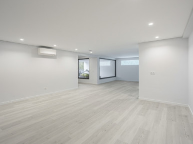 5+3 bedroom villa with swimming pool, garden and garage in Cascais, Property for sale in DL35821