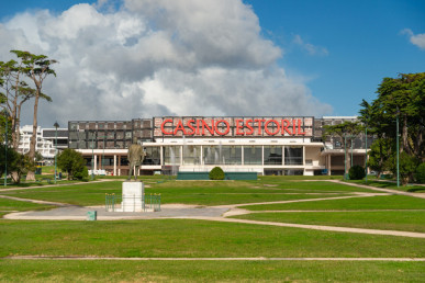 4 bedroom villa with garden, swimming pool and parking in Estoril, Property for sale in DL34395