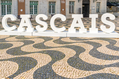 4 bedroom villa with garden, swimming pool and parking in Estoril, Property for sale in DL34395