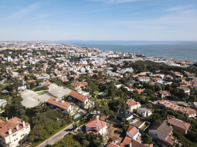 5 bedroom villa with garden, swimming pool and parking in Estoril, Property for sale in DL35009