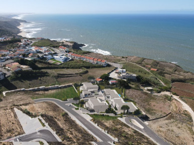 Beachfront land with approved project for 10 detached houses (4 + 6), in a highly sought-after and appreciating area., Property for sale in BL1328