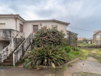 Farm with land, for recovery, in Santegãos, Property for sale in DL36350