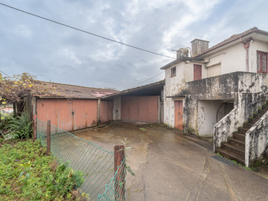 Farm with land, for recovery, in Santegãos, Property for sale in DL36350