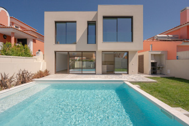 Detached 4 bedroom villa with 261m2 of ABP, with Pool and Garden, in Cascais, Property for sale in DL33462