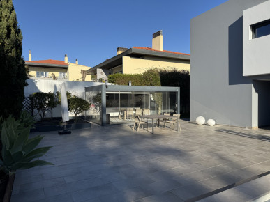 5 bedroom villa, in a luxury condominium, in Estoril, Cascais, Property for sale in DL36381