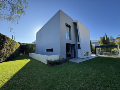 5 bedroom villa, in a luxury condominium, in Estoril, Cascais, Property for sale in DL36381