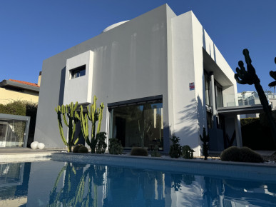 5 bedroom villa, in a luxury condominium, in Estoril, Cascais, Property for sale in DL36381