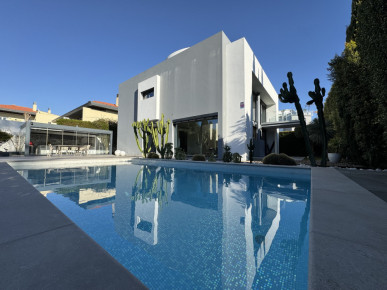 5 bedroom villa, in a luxury condominium, in Estoril, Cascais, Property for sale in DL36381
