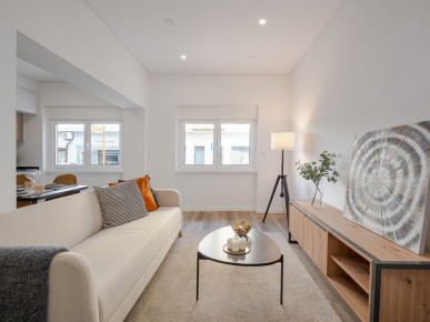 T2 with balcony under total renovation in S. Domingos de Benfica, Property for sale in EVW-0486H9