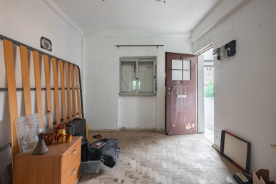 2-bedroom apartment with yard for full renovation, Property for sale in EVW-0480MV
