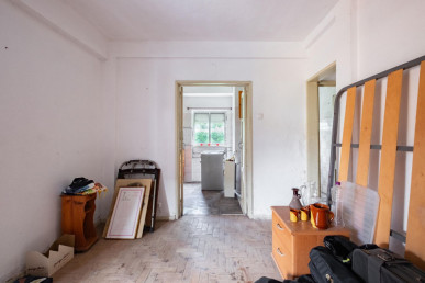 2-bedroom apartment with yard for full renovation, Property for sale in EVW-0480MV