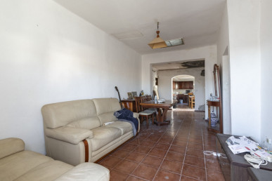 3-bedroom house with potential for appreciation in Campolide, Property for sale in EVW-047OQ5