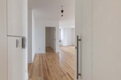 2-bedroom Fully Renovated in São Vicente with River View and Garage, Property for sale in EVW-047M1U