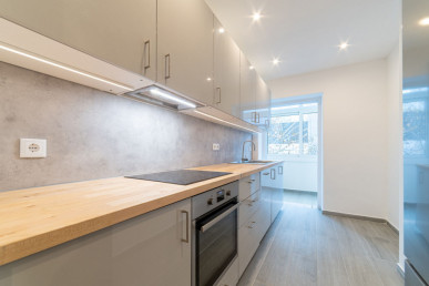 Bright 1-bedroom with Laundry and 3 Balconies — Picoas | Saldanha, Property for sale in EVW-047RZ2