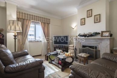 190m² three-bedroom apartment with central air conditioning and enclosed parking space for two vehicles, Property for sale in EVW-046D1P
